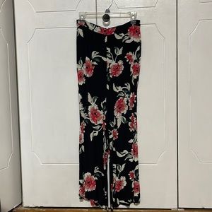 Women’s high waisted flower pattern flown pants.